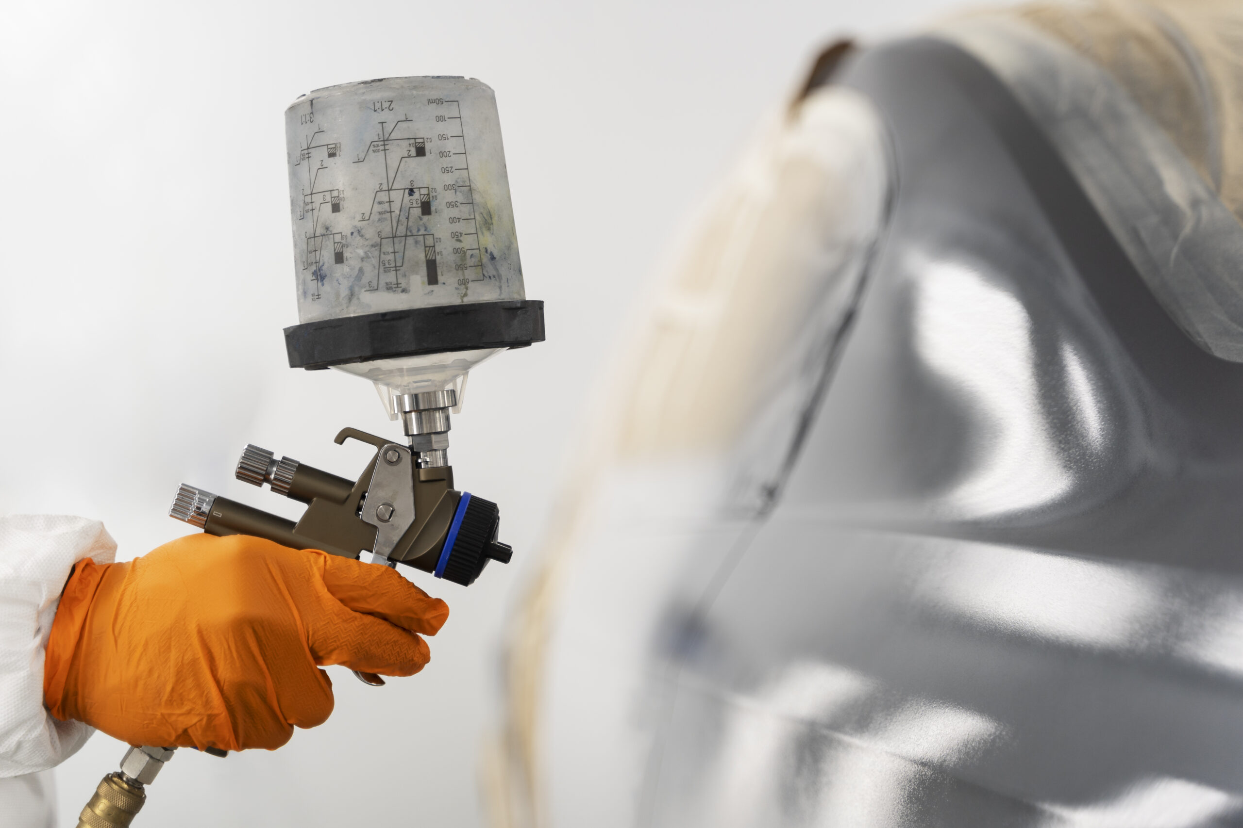 servicemitarbeiter malen auto im autoservice