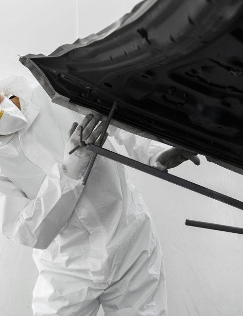 mannlicher maler im hazmat anzug im autohaus (1) mannlicher maler im hazmat anzug im autohaus (1)