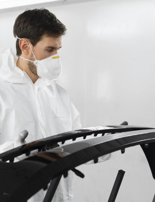 mannlicher maler im hazmat anzug im autohaus